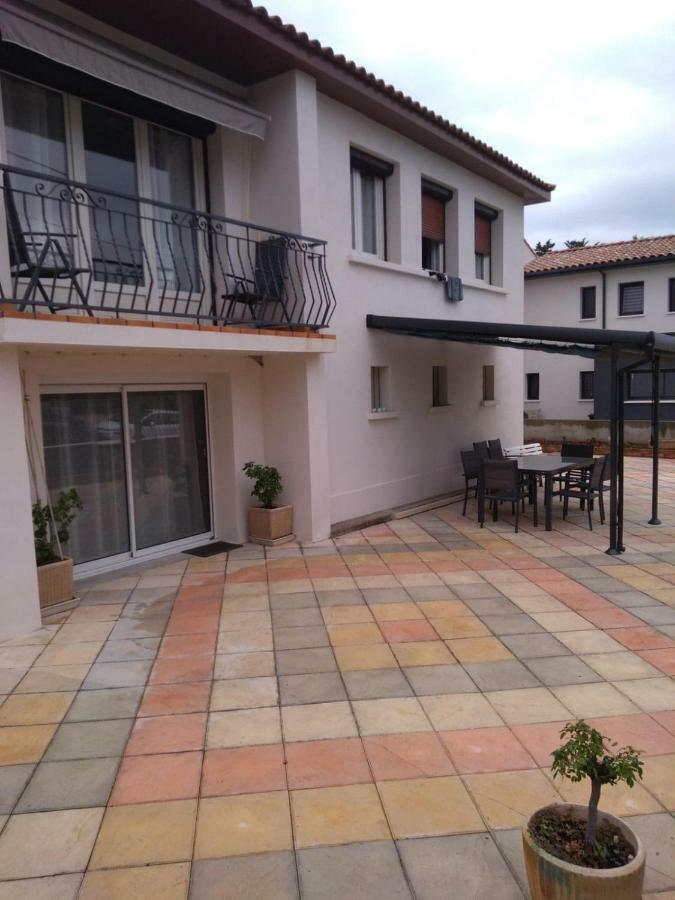 Maison de charme Castries Extérieur photo