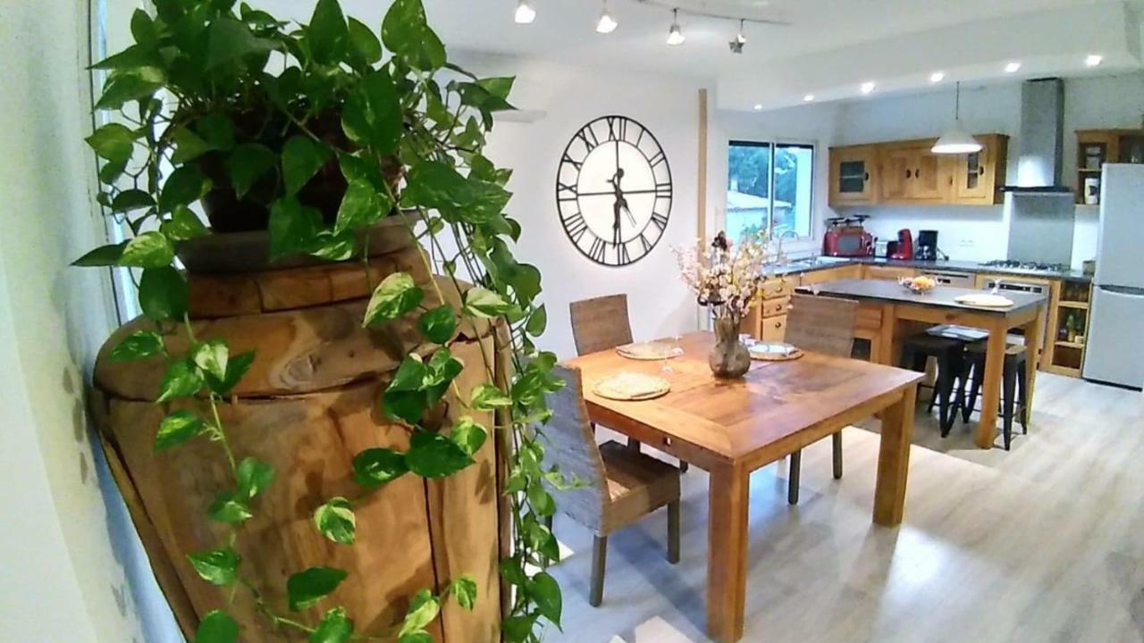 Maison de charme Castries Extérieur photo