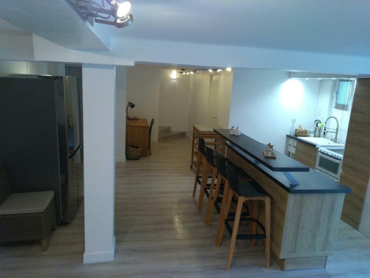 Maison de charme Castries Extérieur photo